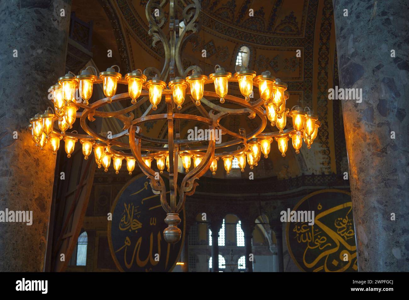 Die wunderschöne und komplizierte Beleuchtung im Inneren der Hagia Sofia, Sultanamet, Istanbul, Türkei Stockfoto