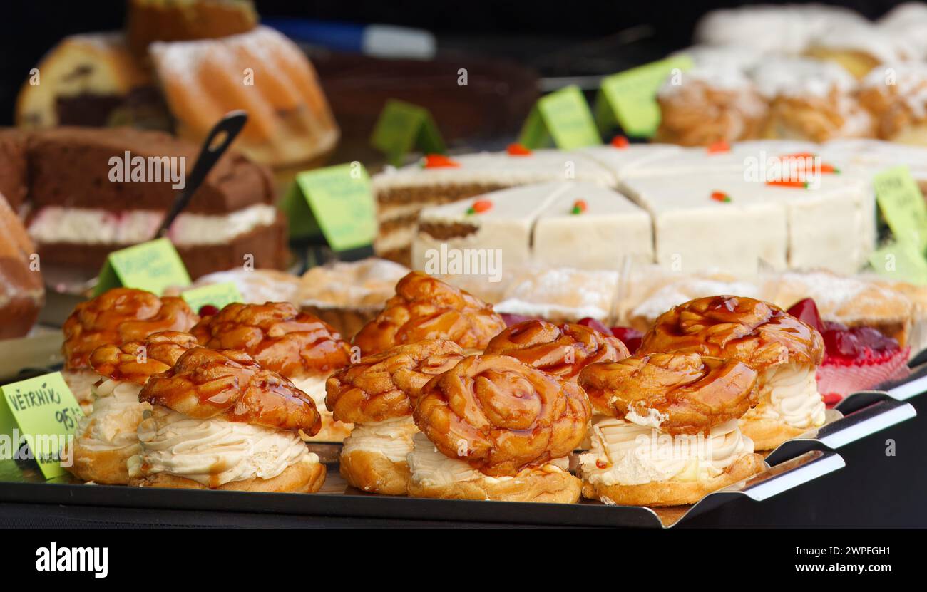 Kränze mit Eigelb-Creme und Karamell glasieren auf dem Tisch eines lokalen Konditorstandes. Stockfoto