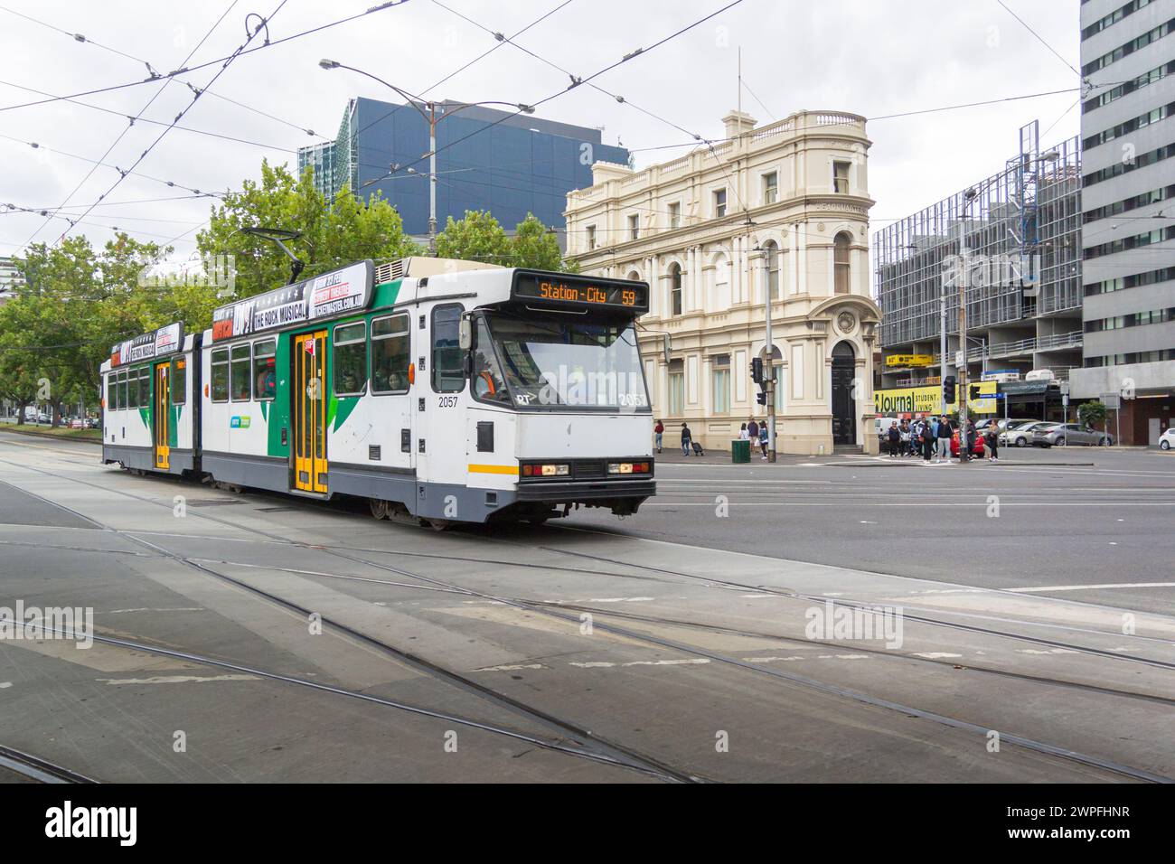 Melbourne, Australien, Februar 2018 - Eine Straßenbahn in der Elizabeth Street in Melbourne, Australien Stockfoto