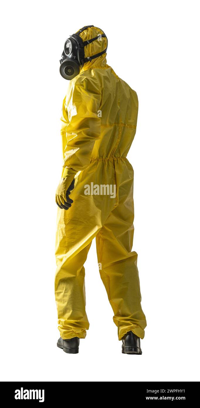 Professioneller Mitarbeiter von Gefahrgutanzügen, der in gelber Ganzkörperschutzausrüstung mit Gasmaske steht Stockfoto