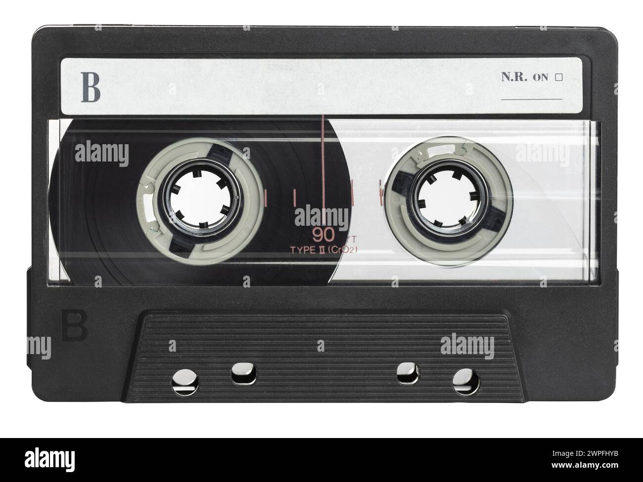 Klassisches schwarzes Audiokassettenband mit leerem Etikett, isoliert auf weißem Hintergrund Stockfoto