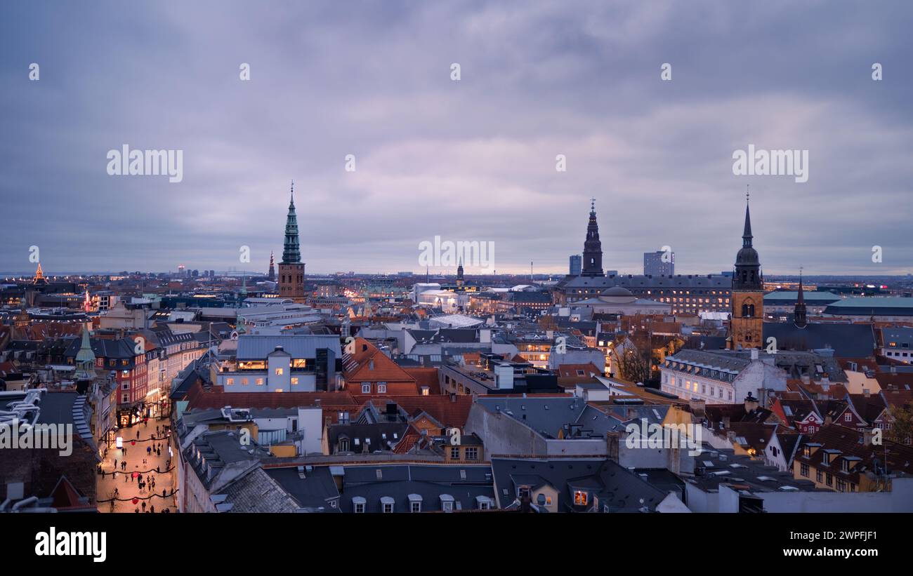 Kopenhagen, Dänemark - Blick vom Rundturm über die Stadt mit Blick auf die Øresund-Brücke in der Abenddämmerung Stockfoto