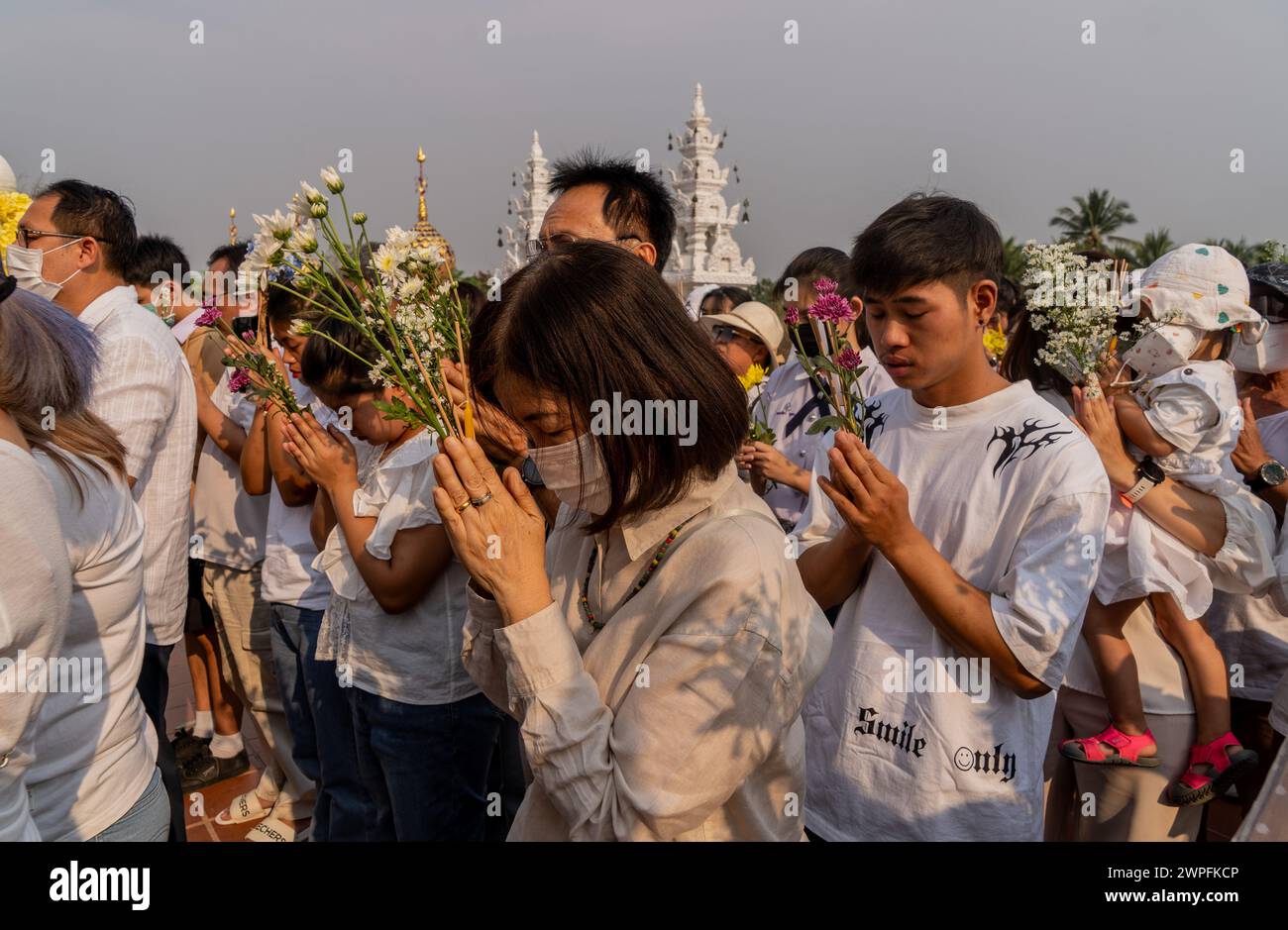 Gläubige, die an den buddhistischen Feierlichkeiten von Makha Bucha teilnehmen, bei denen Reliquien Buddhas im Royal Park Rajapruek in Chiang Mai, Thailand, aufbewahrt werden Stockfoto