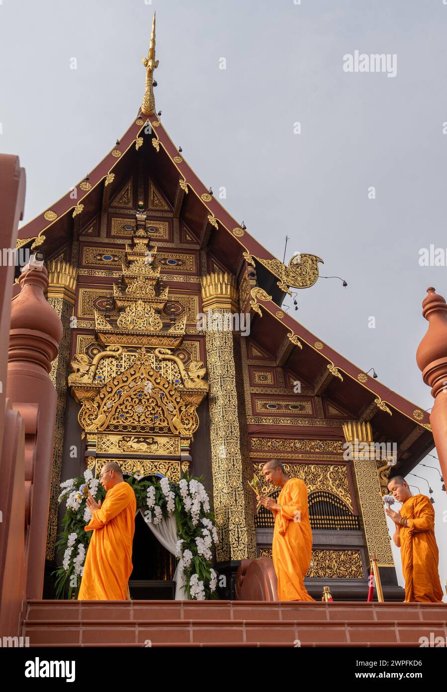 Gläubige, die an den buddhistischen Feierlichkeiten von Makha Bucha teilnehmen, bei denen Reliquien Buddhas im Royal Park Rajapruek in Chiang Mai, Thailand, aufbewahrt werden Stockfoto