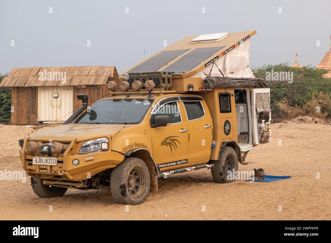 Überlandung und Wohnmobilbau onan ISUZU V Cross 4x4 Stockfoto