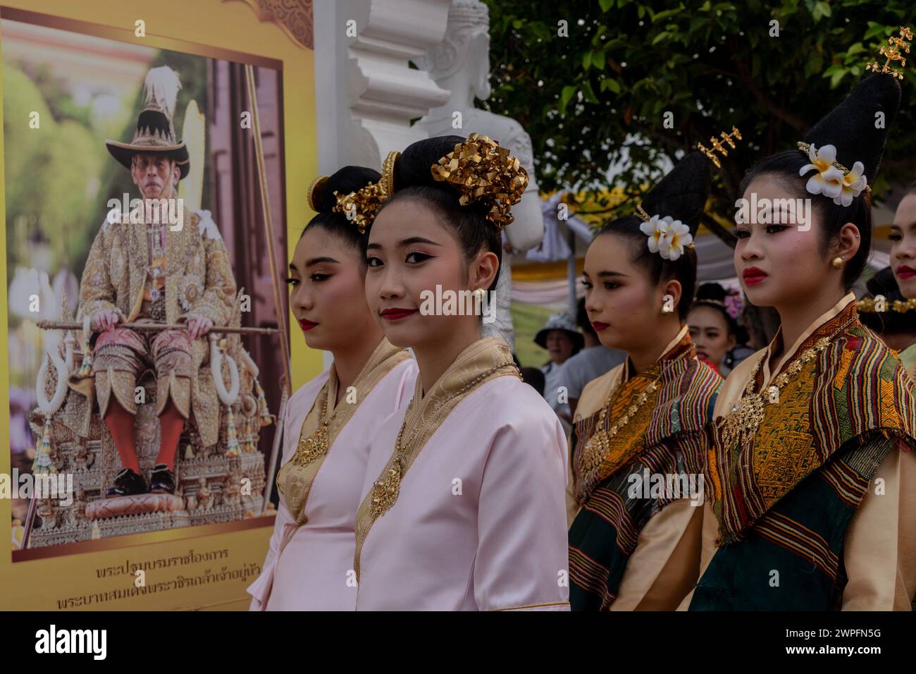 Klassische thailändische Tänzer und Musiker bei Makha Bucha buddhistischen Feiern, bei denen Reliquien Buddhas im Royal Park Rajapruek in Chiang Mai, Thailand, aufbewahrt werden Stockfoto