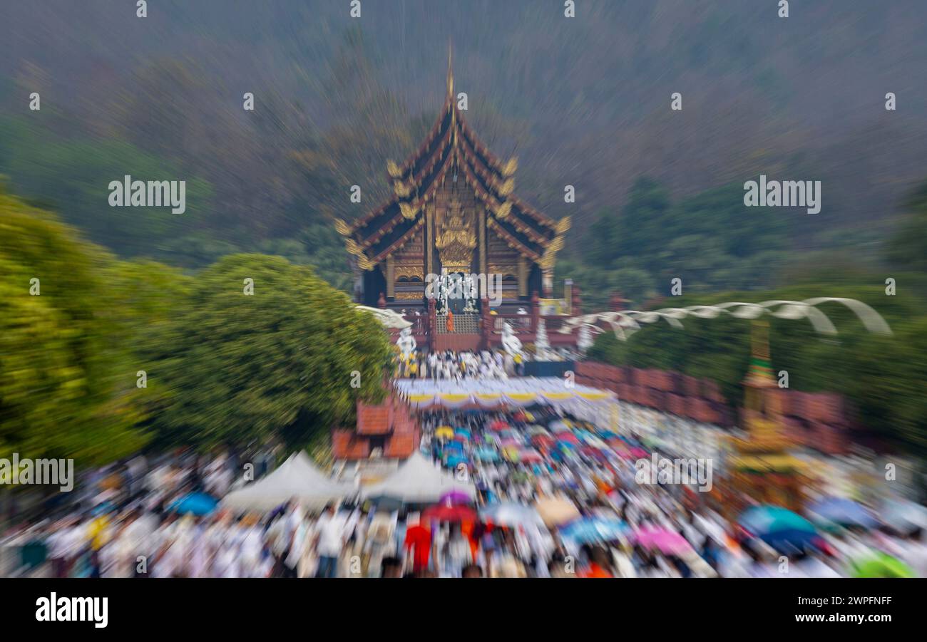 Buddhistische Gläubige halten während einer Verweihungszeremonie im Königlichen Pavillon oder Ho Kum Luang, Royal Park Rajapruek, den heiligen Reliquien des Buddha und seinen beiden ehrwürdigen Schülern Sariputra und Moggallana aus Indien Gehorsam. Die heiligen Reliquien des Buddha und seiner beiden ehrwürdigen Hauptschüler Sariputra und Moggallana aus Indien werden für buddhistische Gläubige ausgestellt, um in einer elftägigen Ausstellung in vier Städten Thailands im Rahmen der Feierlichkeiten zum 72. Geburtstag des thailändischen Königs zu verehren. (Foto: Pongmanat Tasiri/SOPA Images/SIPA USA) Stockfoto