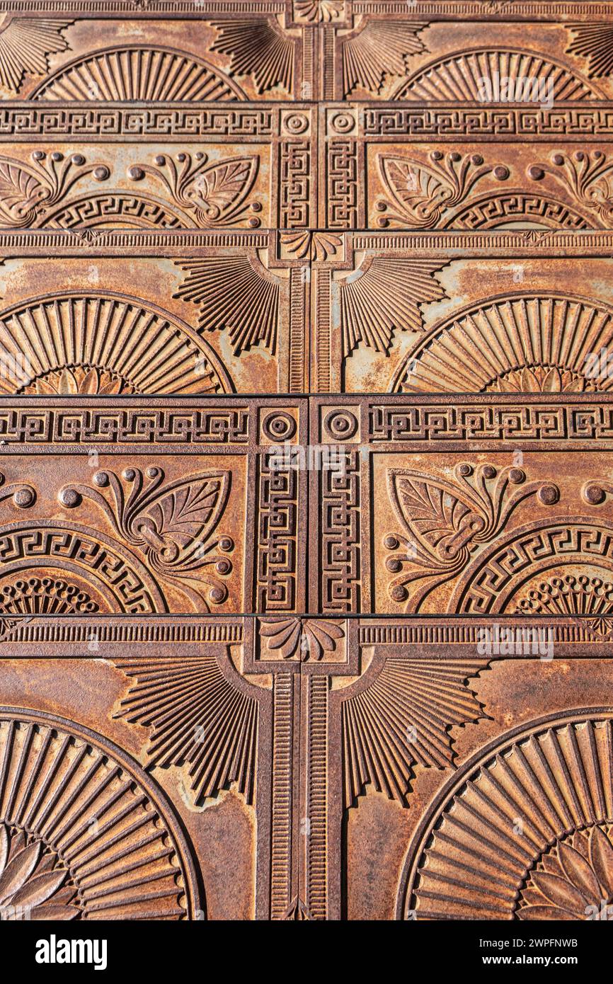 Antike gusseiserne Stufen mit Ornamenten in der Nähe der Stadtstraße. Alte Metalltreppen mit eleganten Mustern im Freien. Historisches Wahrzeichen Stockfoto