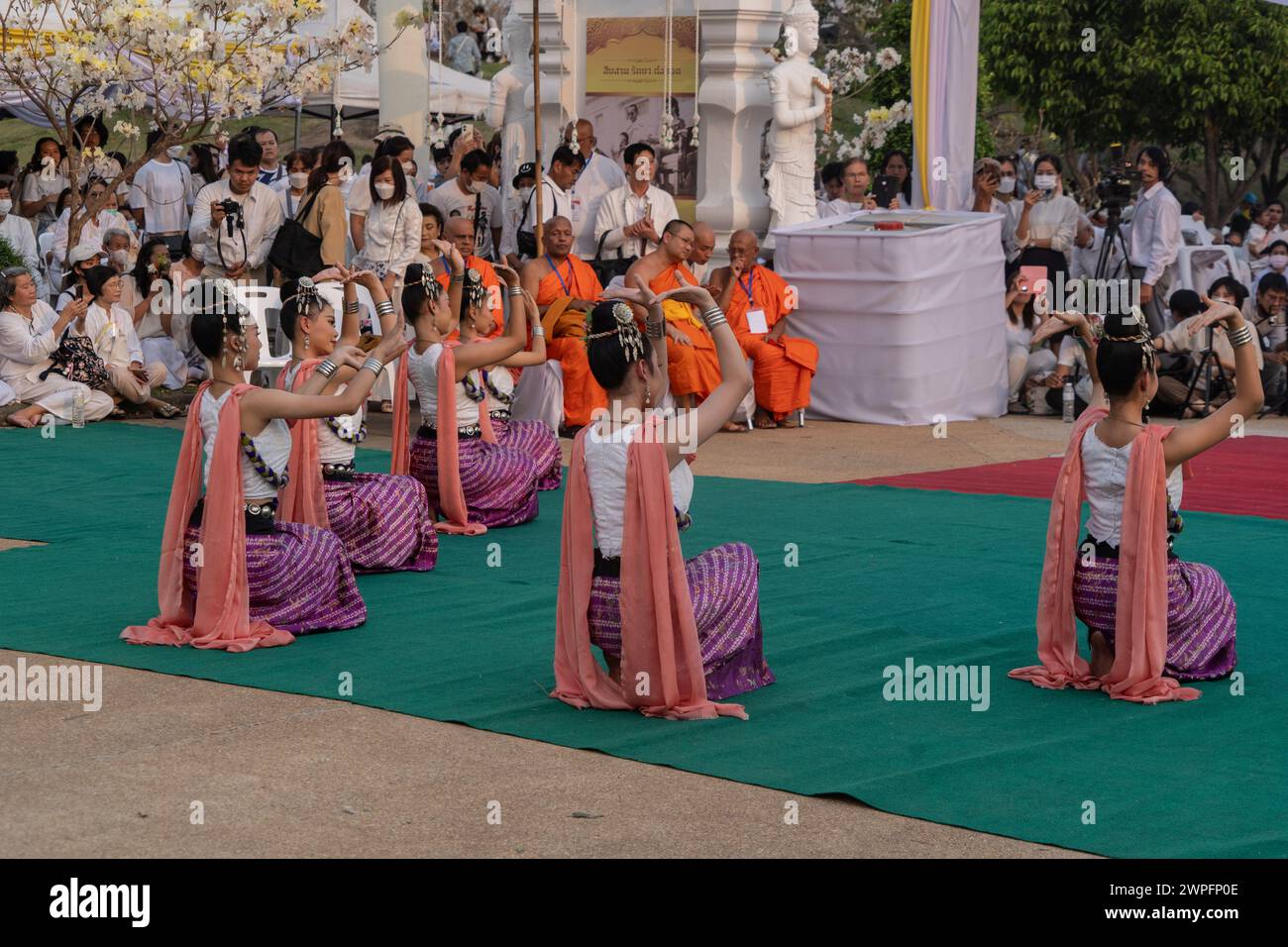 Klassische thailändische Tänzer und Musiker bei Makha Bucha buddhistischen Feiern, bei denen Reliquien Buddhas im Royal Park Rajapruek in Chiang Mai, Thailand, aufbewahrt werden Stockfoto