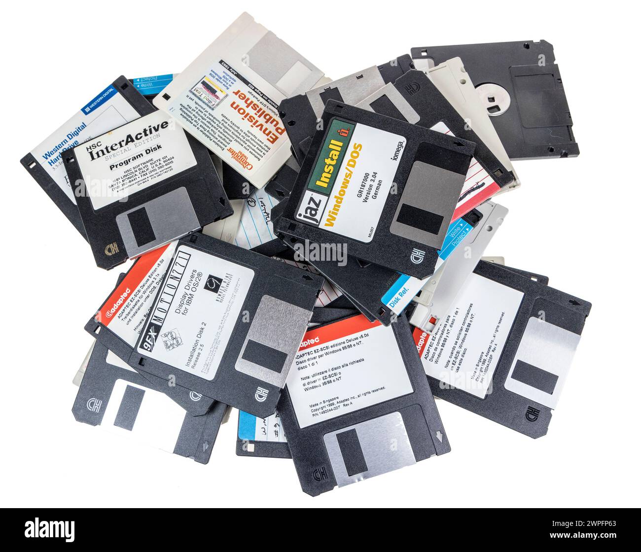 Alte Computer-Disketten wurden weggeworfen, da es sich um eine veraltete Technologie handelt Stockfoto