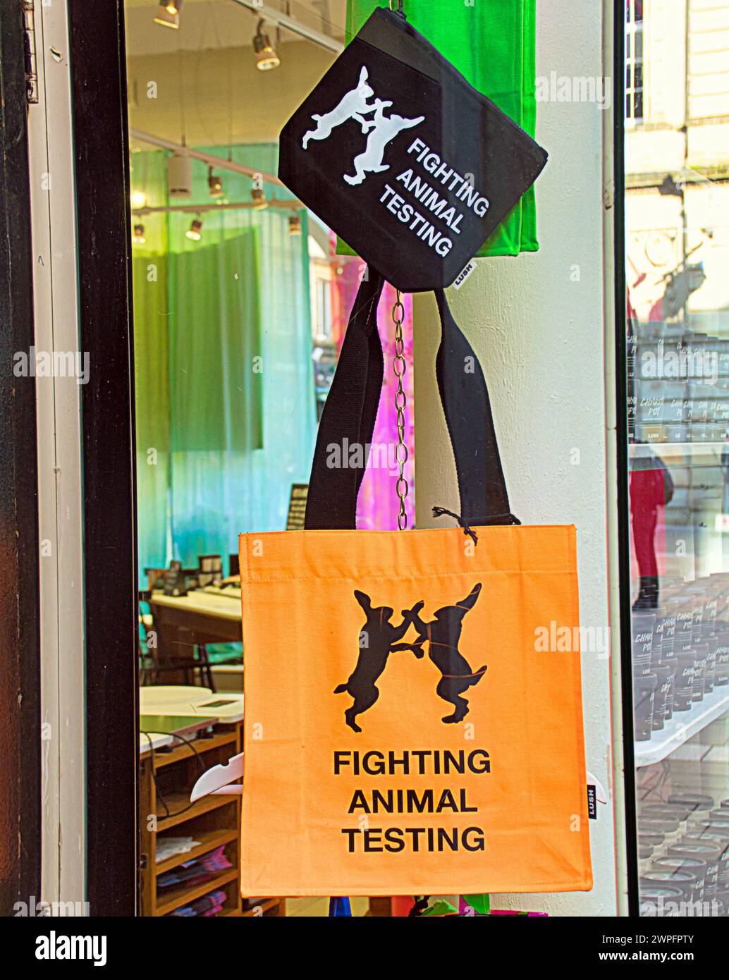 Glasgow, Schottland, Großbritannien. 7. März 2024: UK Wetter: Sonnig in der Stadt sah Einheimische und Touristen auf den Straßen des Stadtzentrums. Anti-Tierversuche Kampf gegen Tierversuche Taschen im neuen üppigen Shop. Credit Gerard Ferry/Alamy Live News Stockfoto