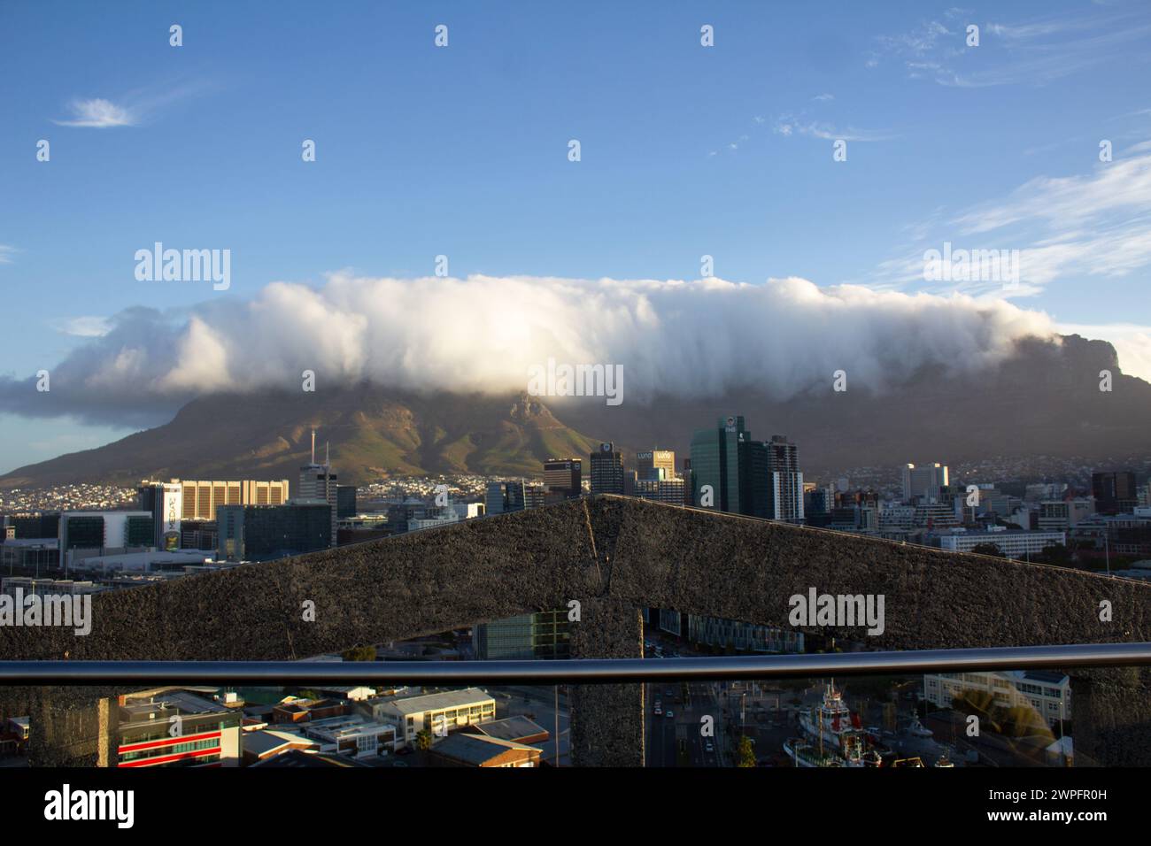 Eine malerische Berglandschaft mit Wolken Stockfoto