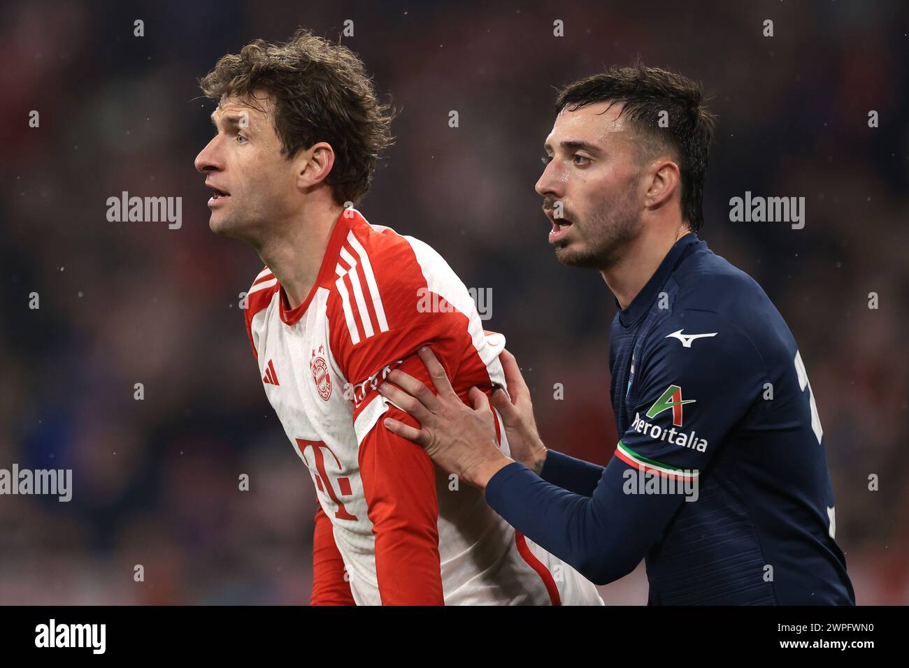 München, Deutschland. März 2024. Mario Gila von der SS Lazio hält während des UEFA Champions League-Spiels in der Allianz Arena in München auf Thomas Müller von Bayern. Der Bildnachweis sollte lauten: Jonathan Moscrop/Sportimage Credit: Sportimage Ltd/Alamy Live News Stockfoto