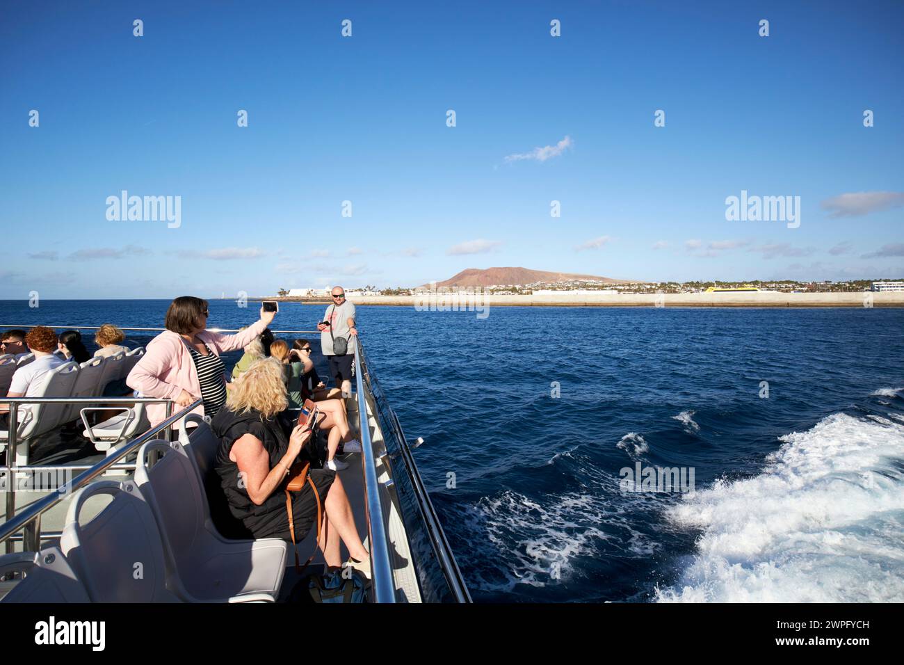 An Bord der Schnellfähre lineas romero zwischen playa blanca Lanzarote und corralejo fuerteventura, die playa blanca, Kanarische Inseln, spanien verlassen Stockfoto