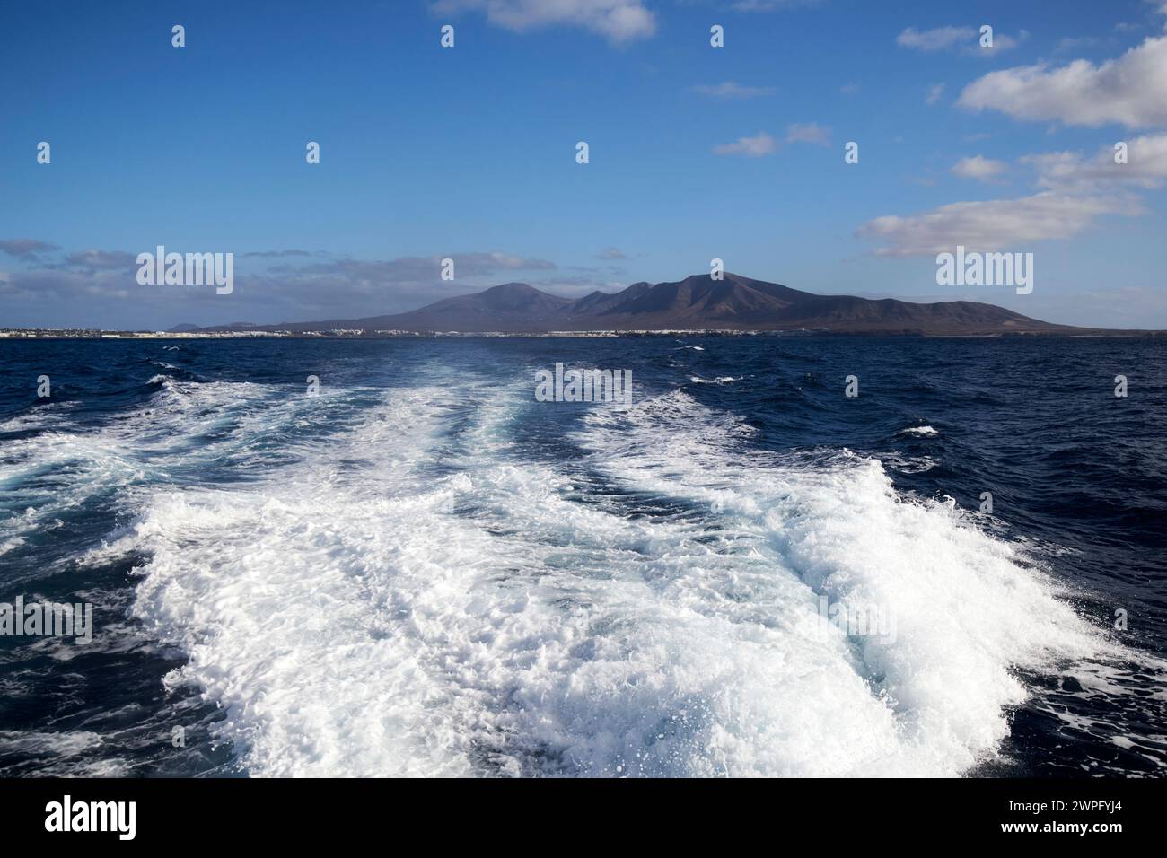 Wachen Sie hinter der schnellen Passagierfähre von lineas romero nach corralejo fuerteventura von Lanzarote, Kanarischen Inseln, spanien auf Stockfoto