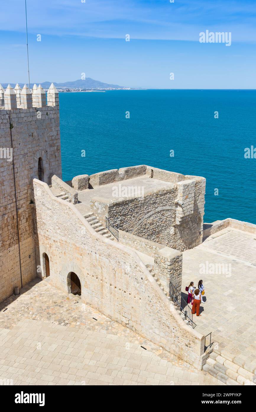 Treppen und Turm der historischen Burg in Peniscola, Spanien Stockfoto