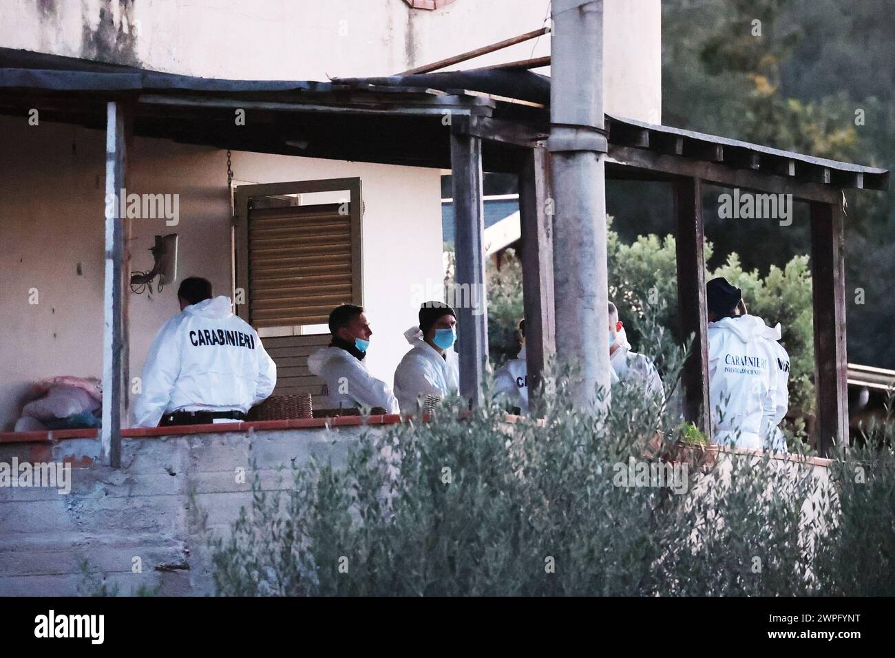 Auf dem Foto arbeiten die Carabinieri und die RIS-Einheit im Haus des Schreckens Stockfoto