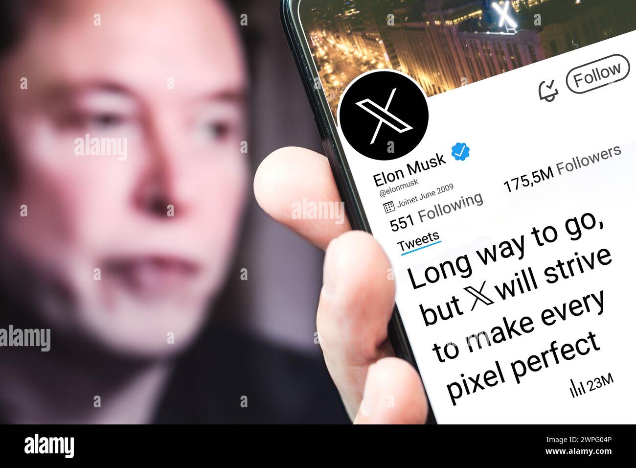 Poltava, Ukraine - 7. März 2024: Elon Musks Twitter-Profilseite auf einem Smartphone-Bildschirm mit einem neuen Tweet. Im Hintergrund ist ein verschwommenes Porträt von Stockfoto