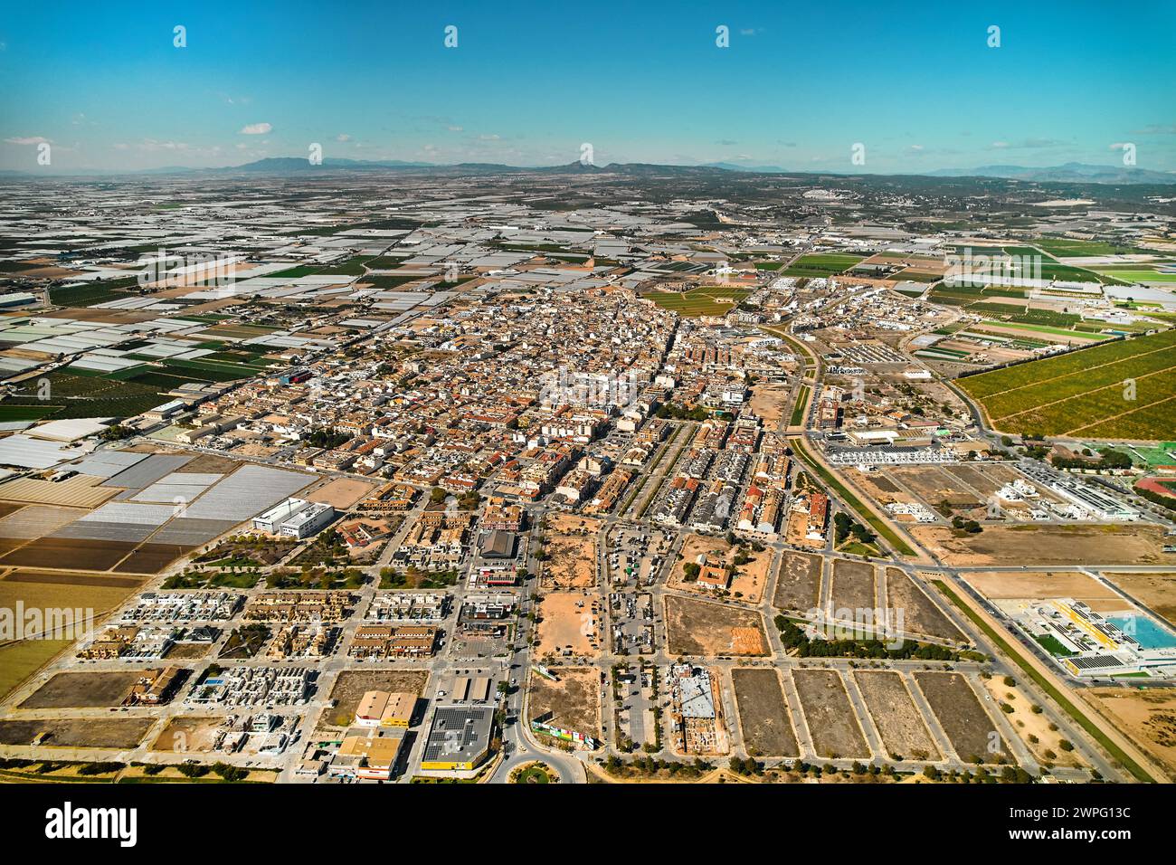 Torre de la Horadada Luftaufnahme, Drohnenblick mit Ackerland. Konzept für Reiseziele. An Der Costa Blanca. Spanien Stockfoto