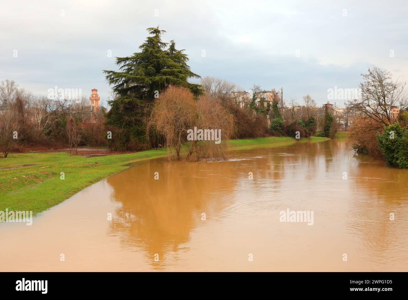 Vollständig überflutete Felder und die Kurve des Flusses Retrone in der Stadt VICENZA in Italien nach den Überschwemmungen durch den Klimawandel Stockfoto