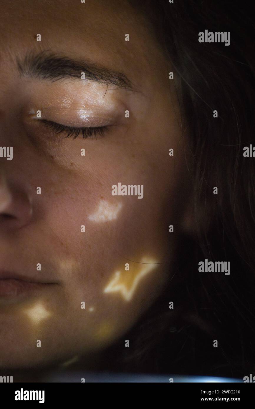 Schöne junge Frau mit geschlossenen Augen in der Küche. Blick von oben. Stockfoto
