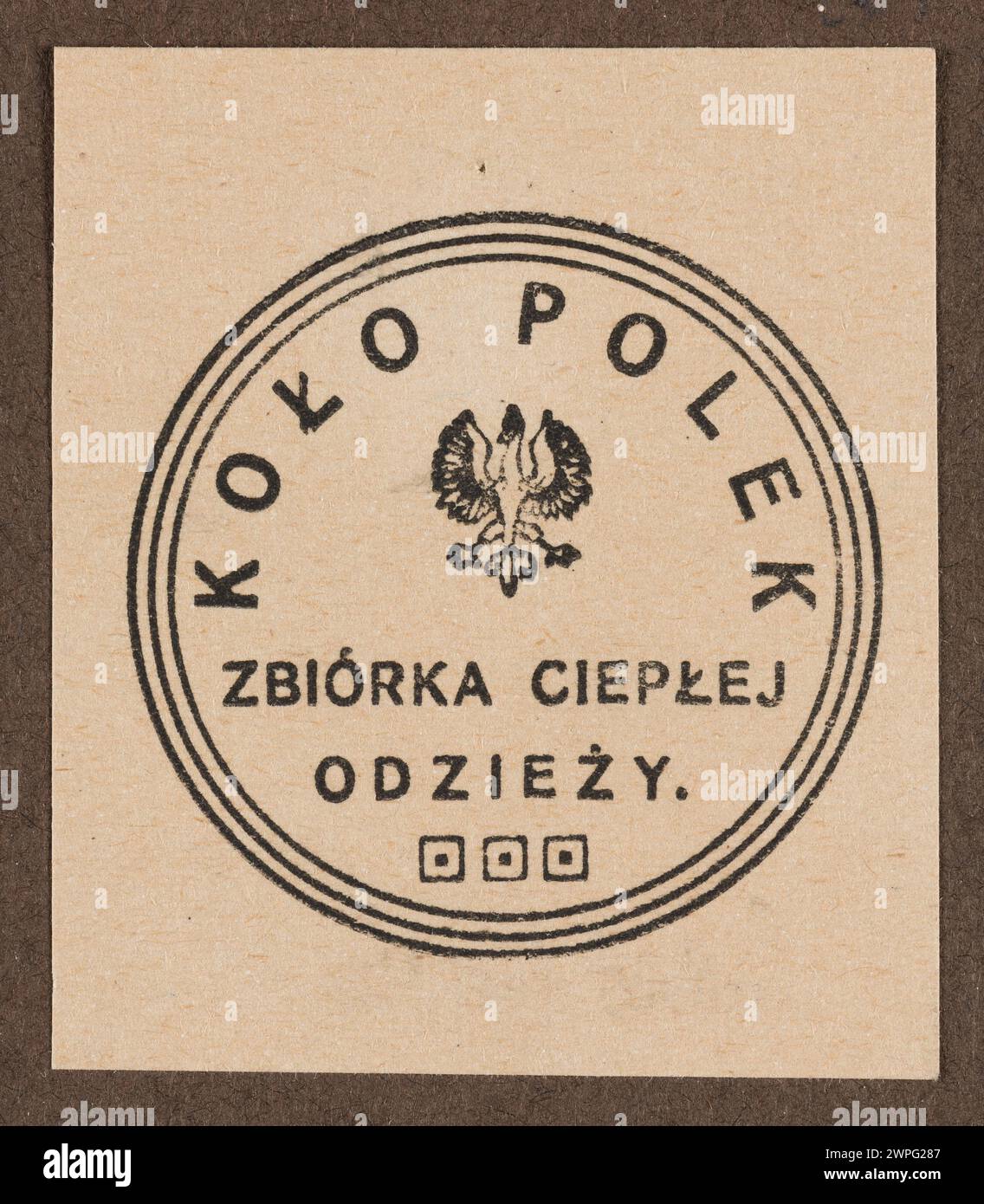 Kartondruck aus dem Jahr 1919 mit dem polnischen Emblem und der Inschrift zur Kollektion warmer Kleidung des Polnischen Frauenkreises. Stockfoto