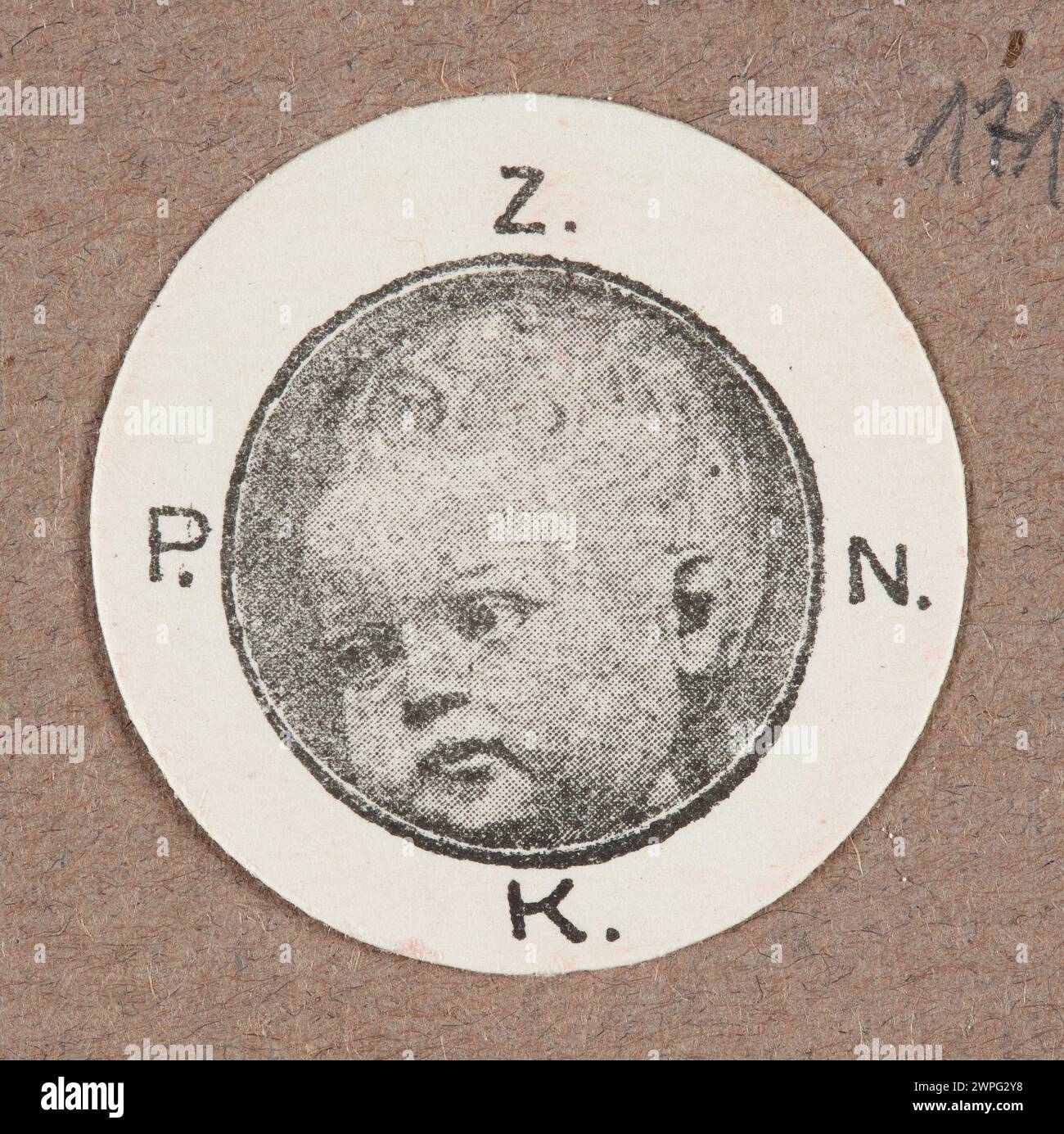 Kartondruck aus dem Jahr 1914-1920 mit einem kleinen Kind in der Mitte mit den Buchstaben "z. N. K. P." auf dem Rand, zur Kennzeichnung oder Kennzeichnung. Stockfoto