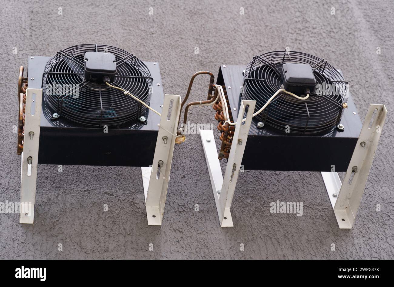 Zwei Hardware-Komponenten für das Mining von Kryptowährungen, insbesondere Kühllüfter von ASIC Miners, sind auf Metallhalterungen montiert. Stockfoto