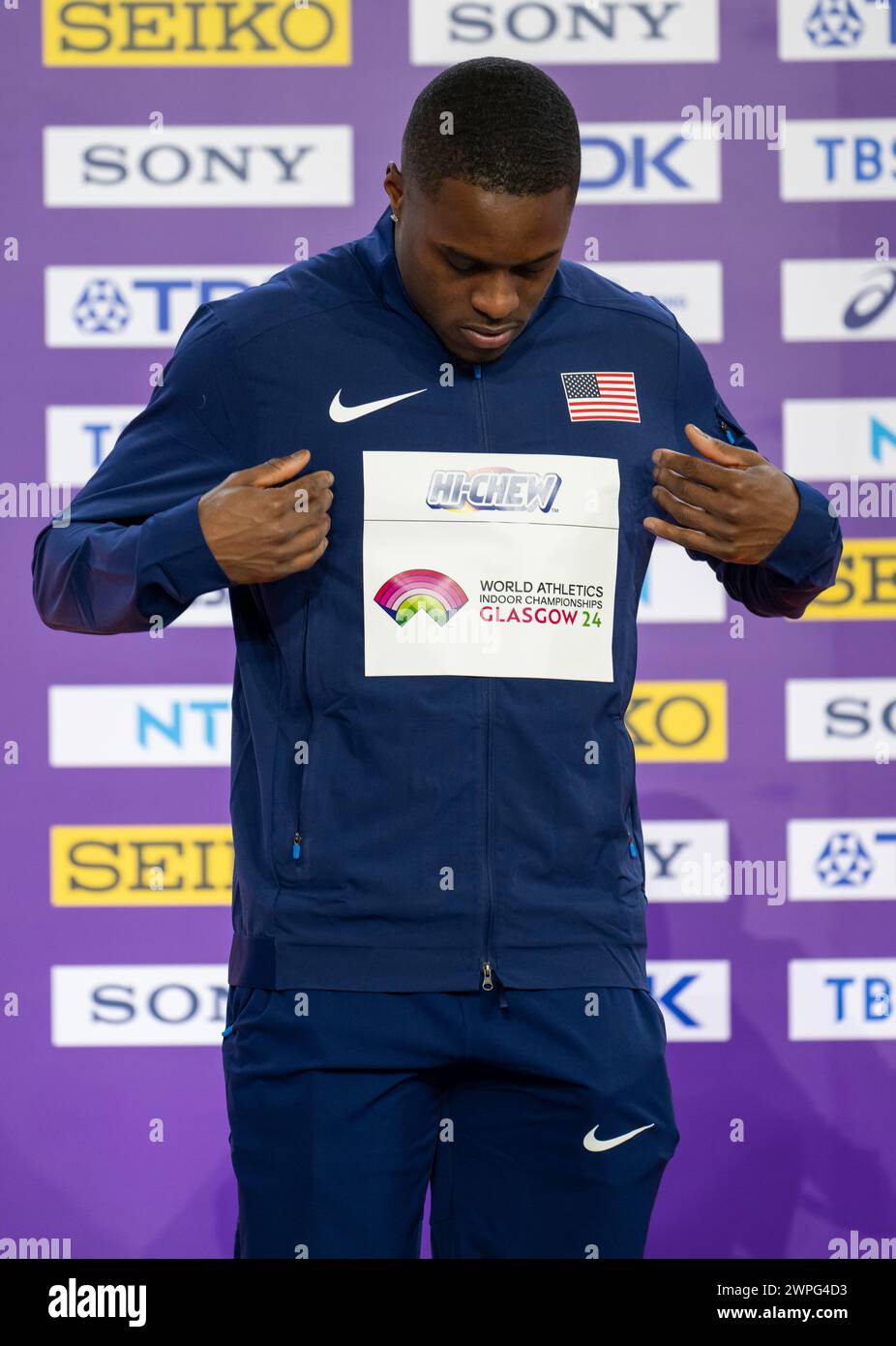 Christian Coleman von den USA Goldmedaillenzeremonie in den 60 m der Männer bei den Leichtathletik-Hallenweltmeisterschaften in der Emirates Arena, Glasgow, Schottland Großbritannien. 1 Stockfoto