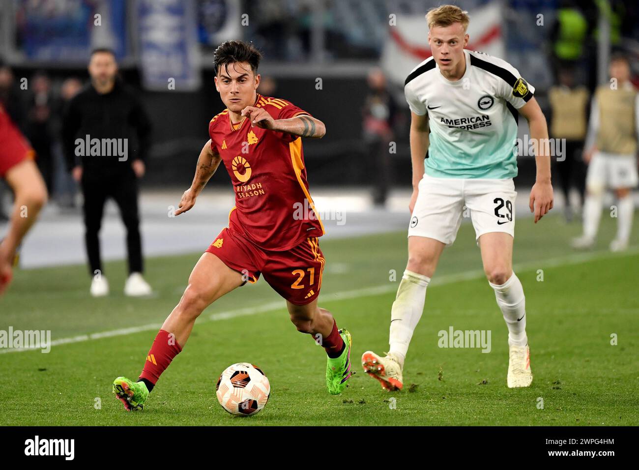 Rom, Italien. März 2024. Paulo Dybala von AS Roma und Jan-Paul van Hecke vom FC Brighton während des Europa League-Fußballspiels zwischen AS Roma und AS Roma gegen Brighton & Hove Albion FC, Europa League, Football im Olimpico-Stadion in Rom (Italien), 7. März 2024. Quelle: Insidefoto di andrea staccioli/Alamy Live News Stockfoto
