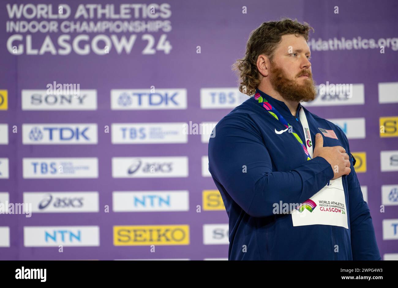 Ryan Crouser of the USA (Gold) Medaillenzeremonie im Männer-Kugelstoßen bei den Leichtathletik-Hallenweltmeisterschaften in der Emirates Arena, Glasgow, Schottland, Großbritannien. Stockfoto