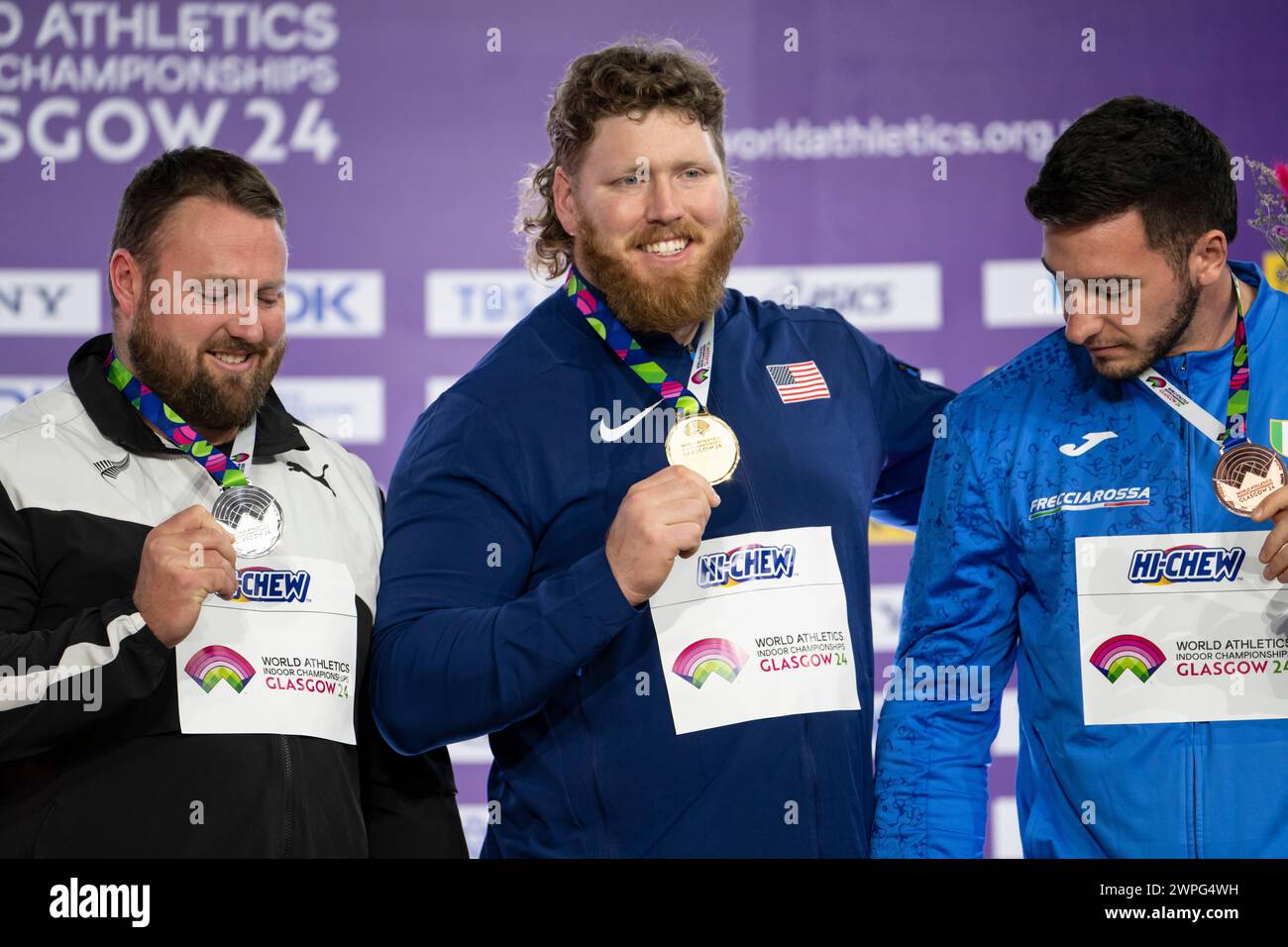 Tom Walsh aus Neuseeland (Silber), Ryan Crouser aus den USA (Gold) und Leonardo Fabbri aus Italien (Bronze) Medaillenzeremonie beim Schuss der Männer im W Stockfoto