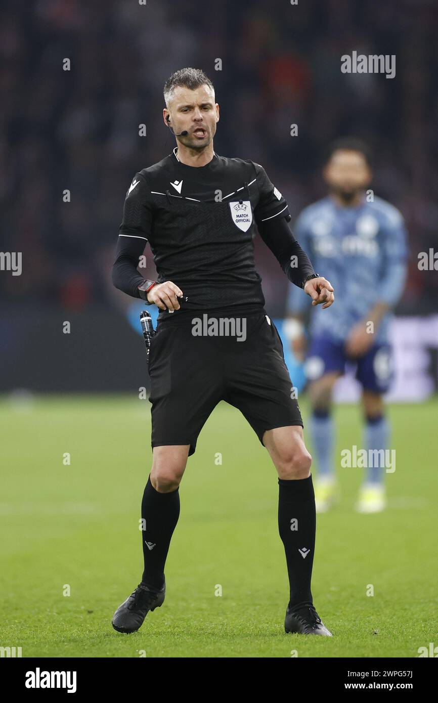 Amsterdam, Niederlande. März 2024. AMSTERDAM, 07.03.2024, JohanCruyff Stadium, UEFA Conference League Saison 2023/2024. Erste Etappe zwischen Ajax und Aston Villa. Schiedsrichterin Enea Jorgji (ALB) während des Spiels Ajax - Aston Villa Credit: Pro Shots/Alamy Live News Stockfoto