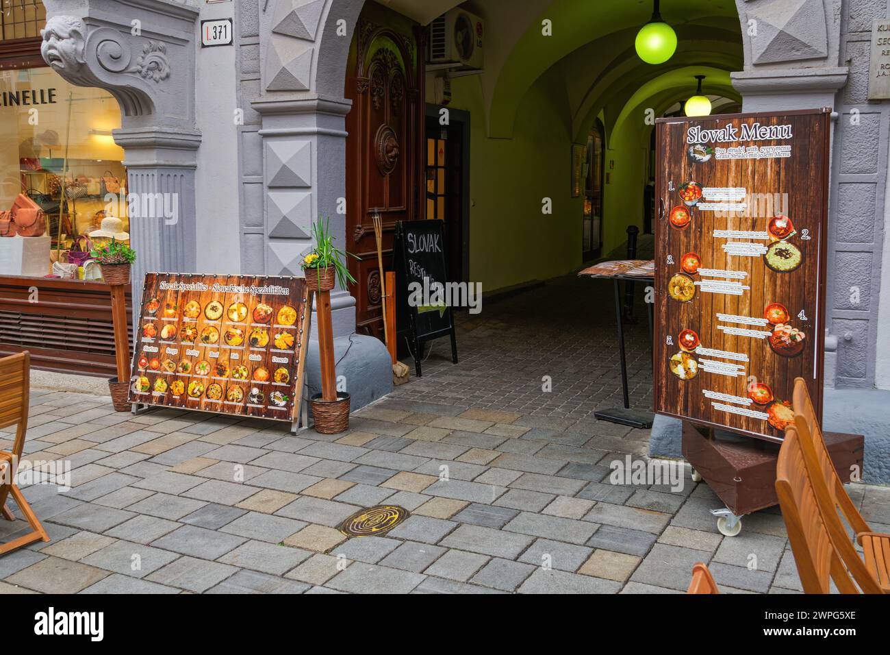 Bratislava, Slowakei, Karte mit Beschreibungen vor einem slowakischen Restaurant. Stockfoto