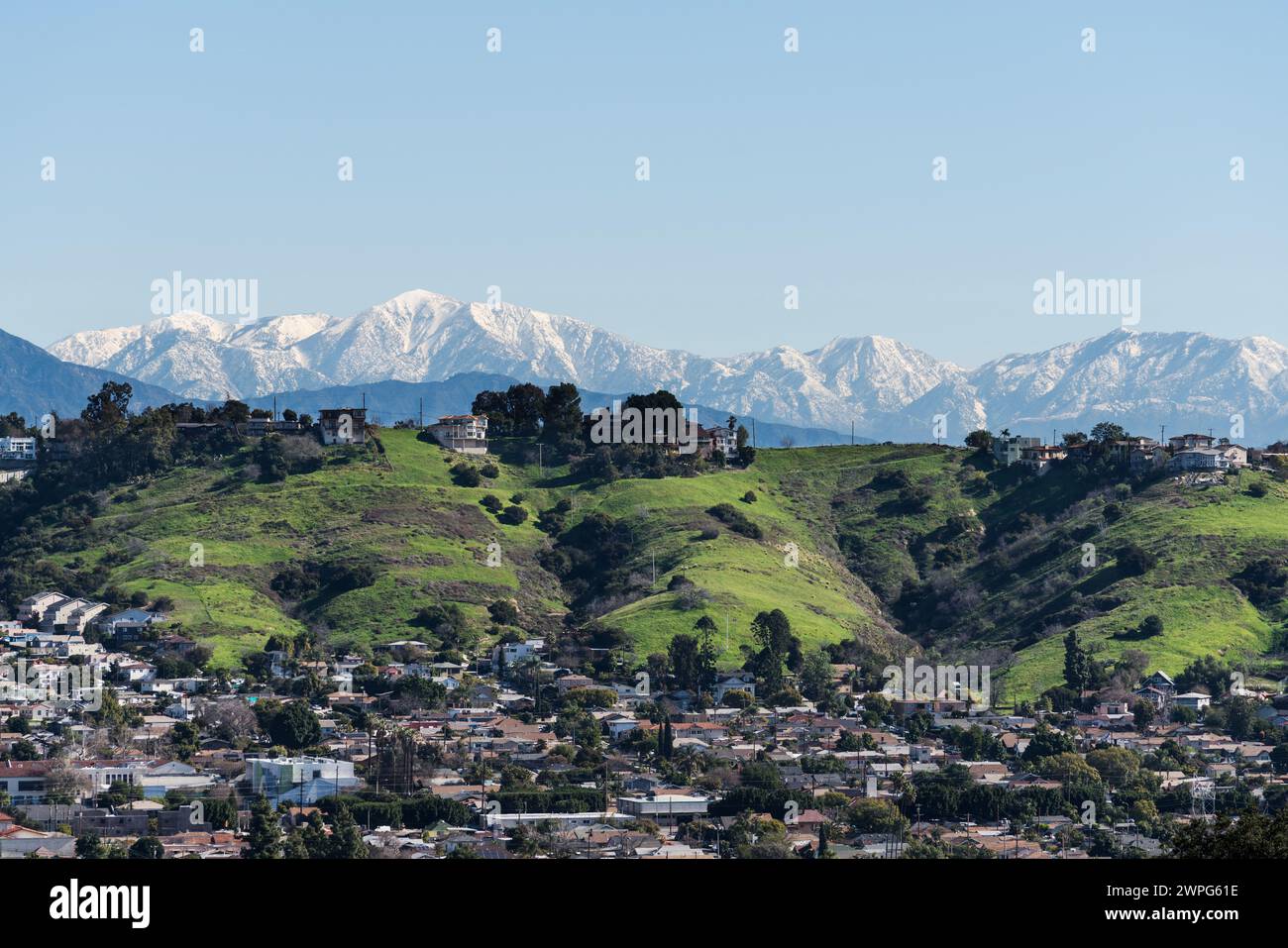 Das Viertel Los Angeles Mt Washington mit schneebedeckten Gipfeln der San Gabriel Mountains im Hintergrund. Stockfoto