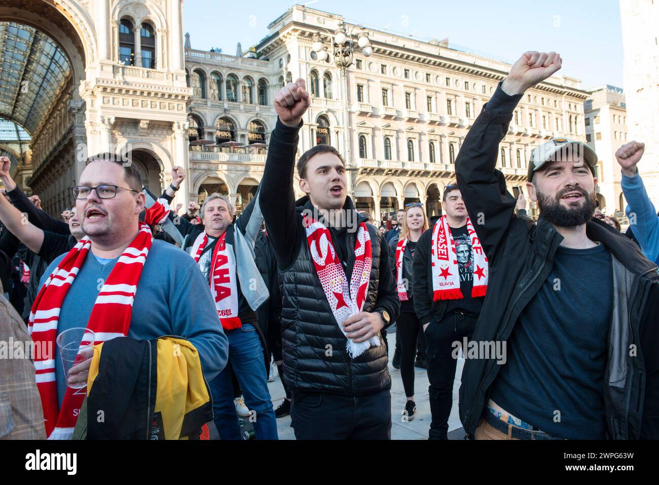 Mailand, Italien. März 2024. Piazza Duomo - Stadio Giuseppe Meazza. Corteo tifosi per la partita di Europa League tra Slavia Praga-Mailand. Ottavi di finale - Cronaca - Mailand, Italia - Gioved&#xec; 7 Marzo 2024 (Foto Alessandro Cimma/Lapresse) Piazza Duomo - Giuseppe Meazza Stadium. Fanprozession für das Europa League Spiel zwischen Slavia Prag und AC Mailand. Achtelfinale - Nachrichten - Mailand, Italien - Donnerstag, 7. März 2024 (Foto Alessandro Cimma/Lapresse) Credit: LaPresse/Alamy Live News Stockfoto