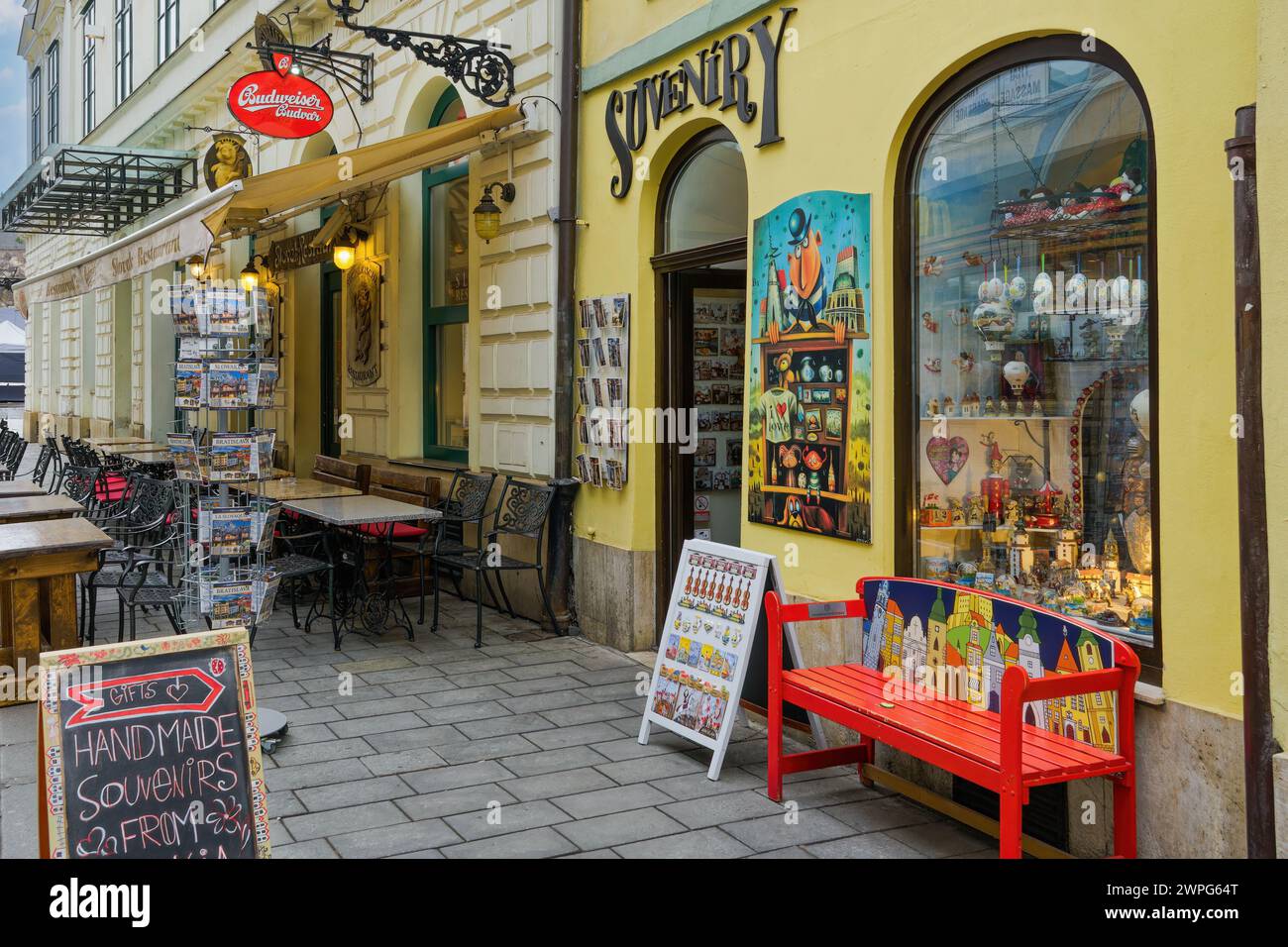 Bratislava, Slowakei Souvenirladen Fassade in der Altstadt. Stockfoto