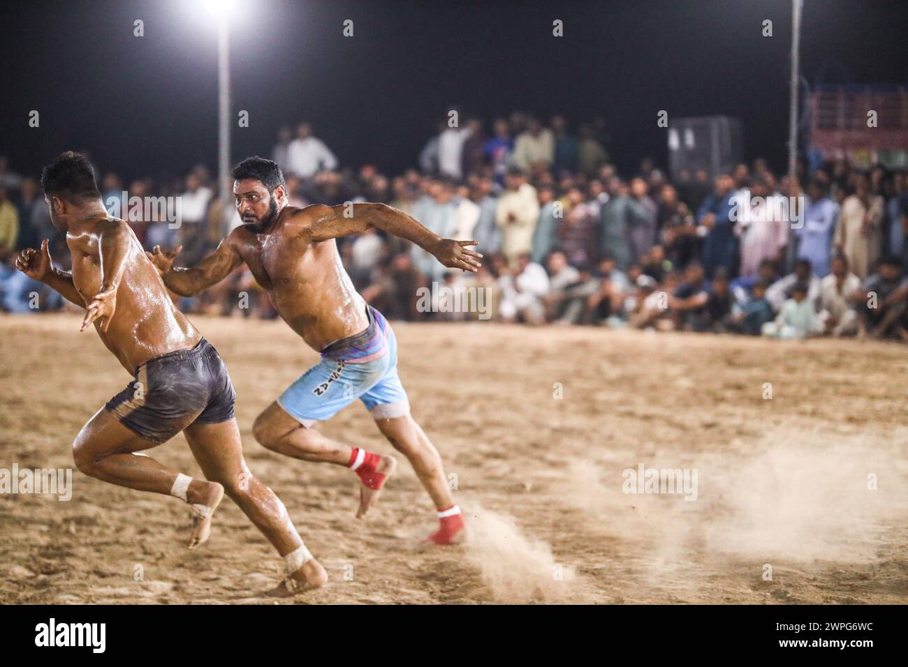 Kabaddi-Spiel. Kabaddi-Spieler jagen im überfüllten Stadion Razzien gegen das Team. Kabaddi Punjab Sports Stockfoto