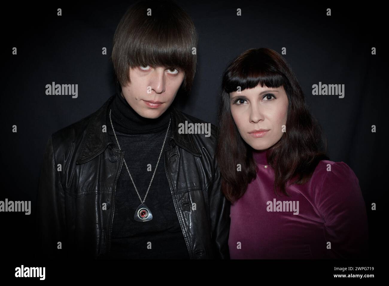 Junges Paar mit alten 60er Jahren Kleidung und Frisur im Nachtclub in London, England Stockfoto
