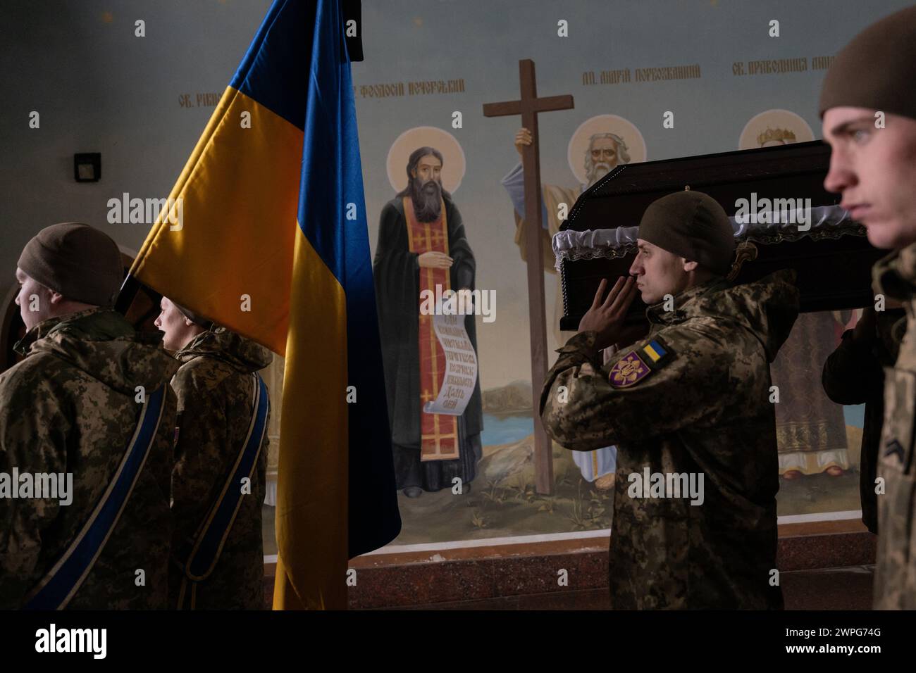 Kiew, Ukraine. Februar 2024. Eine Valentinstag-Beerdigung in St. Michaels Kirche in Kiew für Diana Savita Wagner, eine deutsche Freiwillige-Kampfärztin, bekannt unter dem Rufzeichen „Schlange“, die auf einer Mission in der Ostukraine starb. Diana wurde in der Nähe von Svatovo bei der Rettung ukrainischer Soldaten getötet. Militärangehörige ihrer Einheit und Familienmitglieder verabschieden sich von ihr. (Credit Image: © Svet Jacqueline/ZUMA Press Wire) NUR REDAKTIONELLE VERWENDUNG! Nicht für kommerzielle ZWECKE! Stockfoto