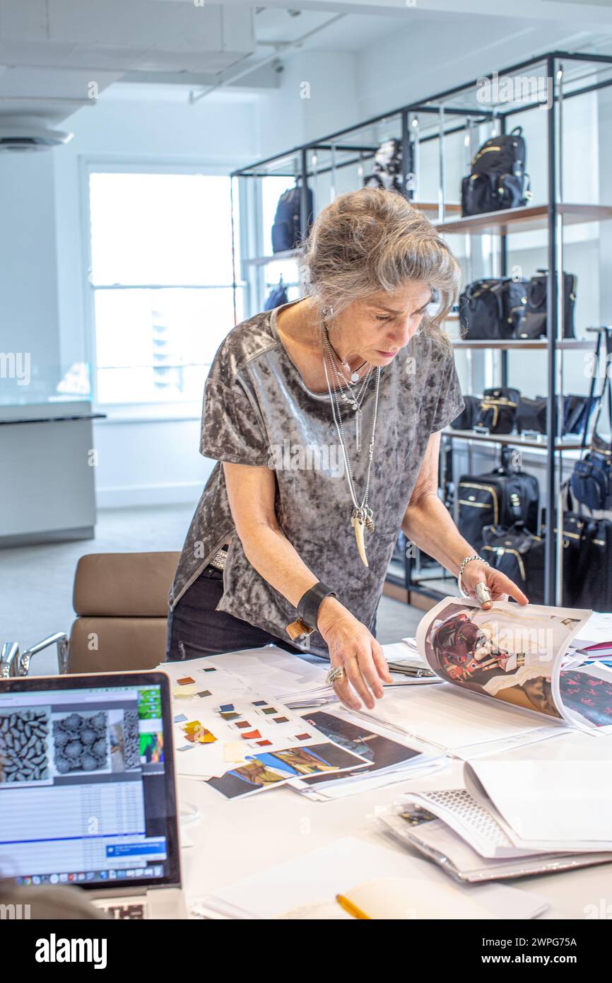 Weibliche Designerin, die sich die Stimmungswand ansieht Stockfoto