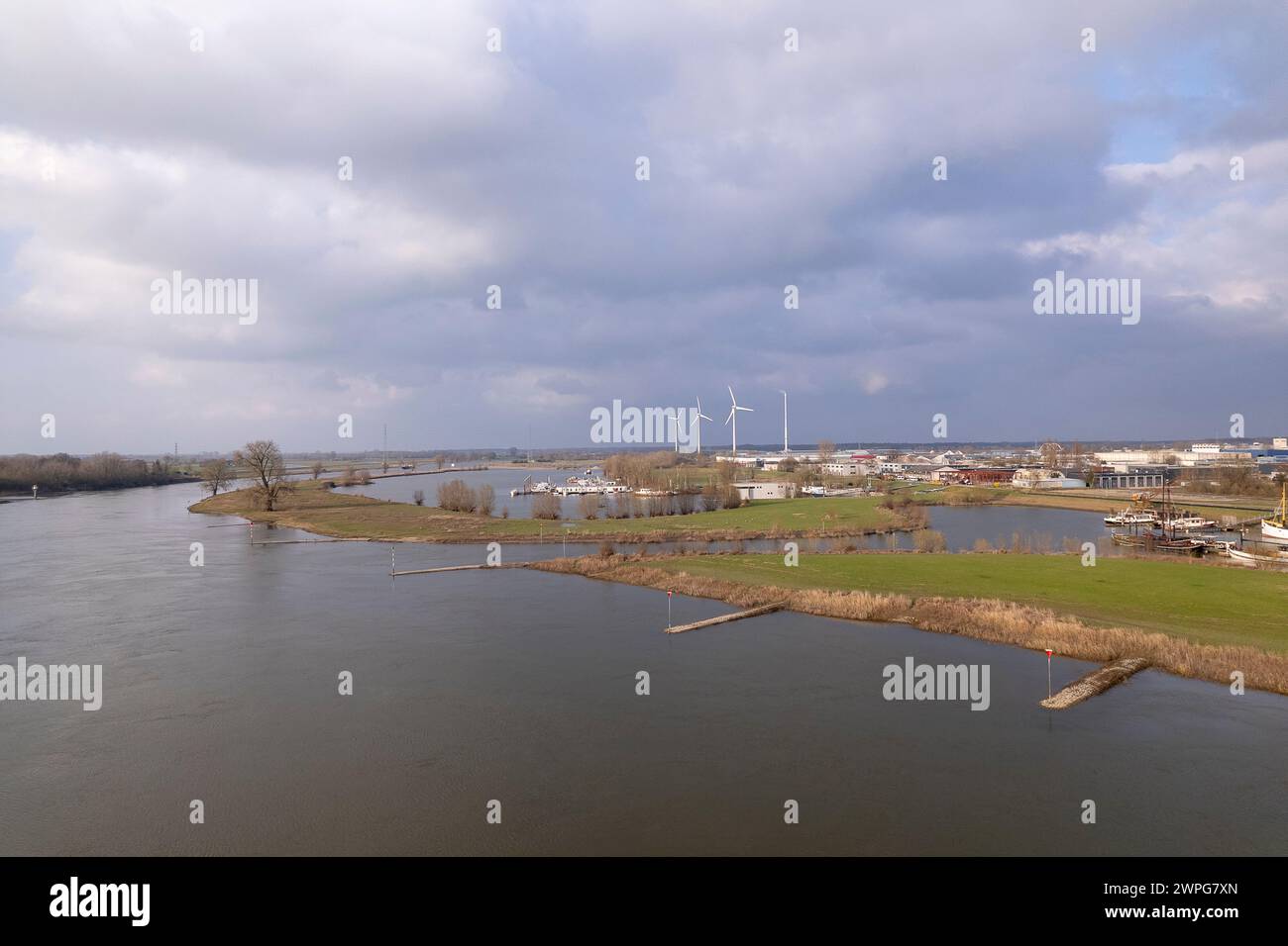 Aus der Vogelperspektive auf die Baustelle des Wohngebäudes am Fluss IJssel im niederländischen ehemaligen Industriestadtgebiet Stockfoto