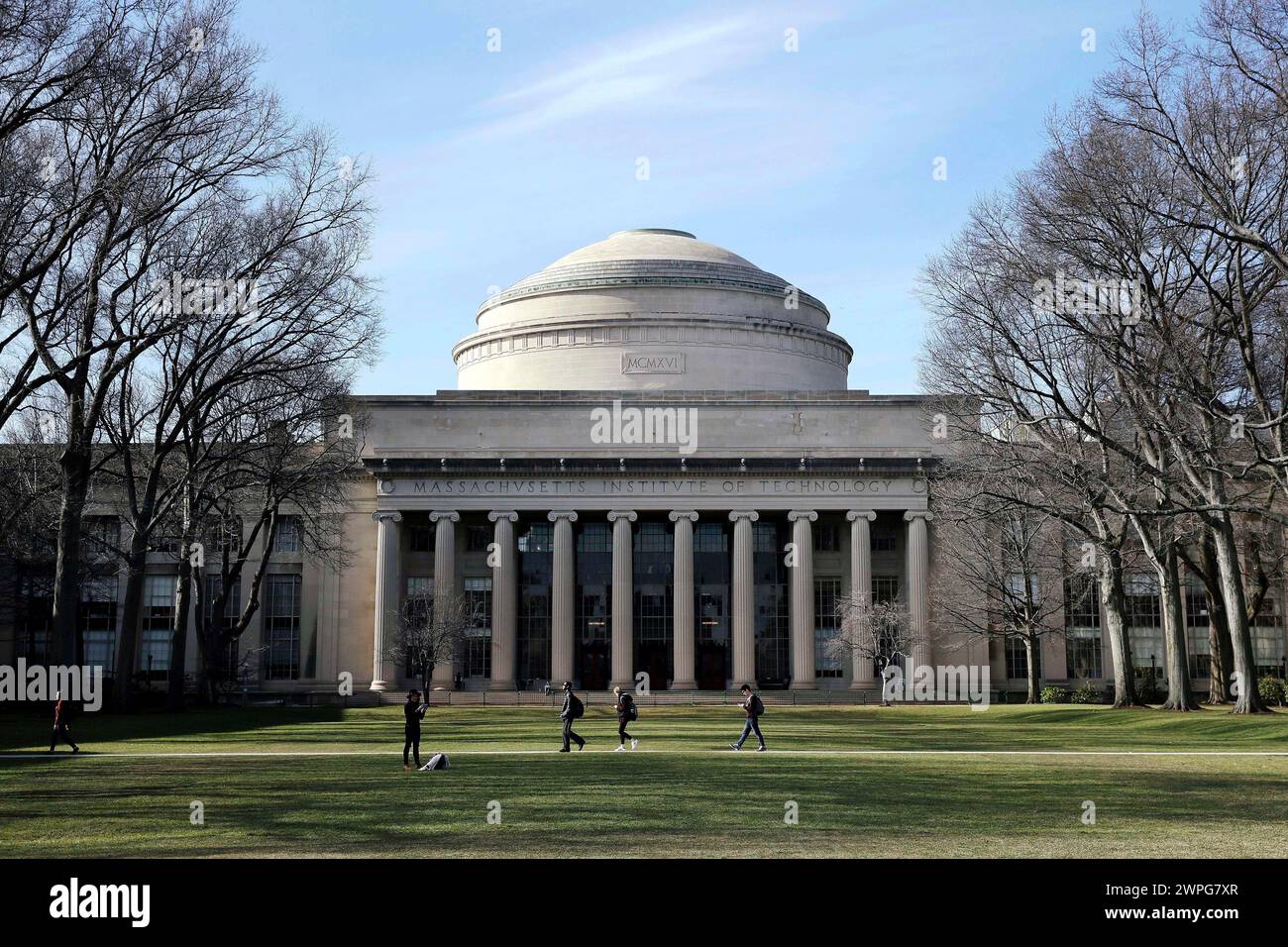 FILE - Students walk past the "Great Dome" atop Building 10 on the Massachusetts Institute of Technology campus in Cambridge, Mass, April 3, 2017. Two Jewish students on Thursday, March 7, 2024, filed a federal lawsuit against MIT accusing the university of allowing antisemitism on campus that has resulted in them being intimidated, harassed and assaulted. (AP Photo/Charles Krupa, File) Stockfoto