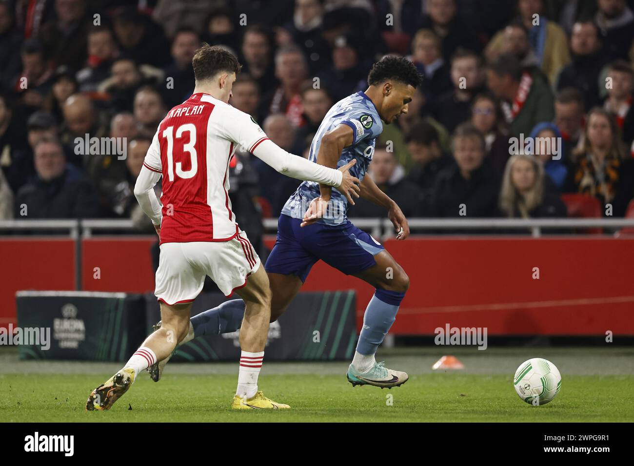 AMSTERDAM - Ahmetcan Kaplan von Ajax, Ollie Watkins von Aston Villa FC während des Achtelfinale-Spiels der UEFA Conference League zwischen Ajax Amsterdam und Aston Villa FC in der Johan Cruijff Arena am 7. März 2024 in Amsterdam, Niederlande. ANP | Hollandse Hoogte | MAURICE VAN STEEN Stockfoto