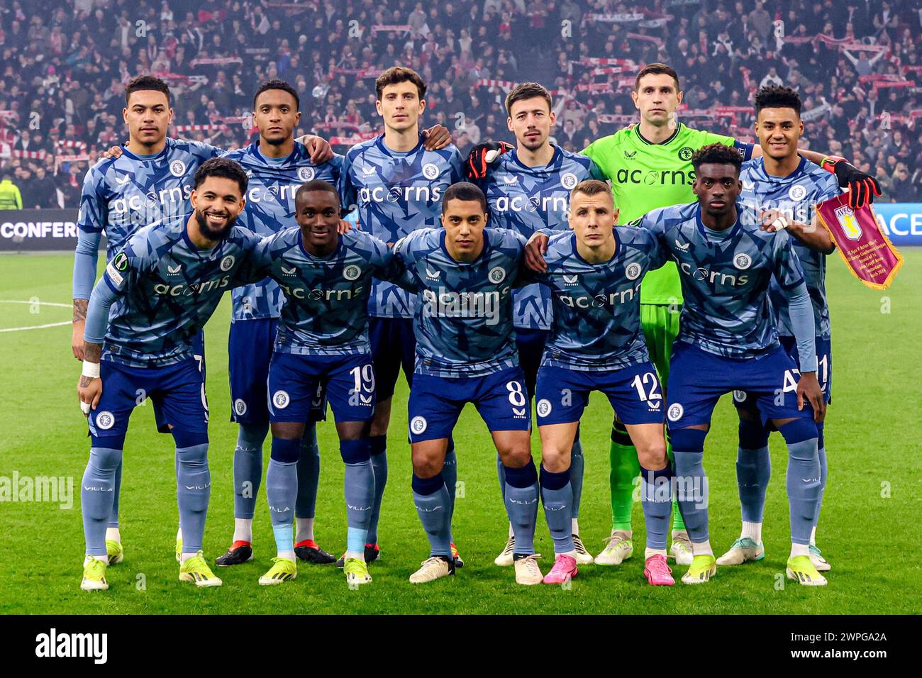 AMSTERDAM, NIEDERLANDE - 7. MÄRZ: Mannschaftsfoto von Aston Villa FC, (hintere Reihe L-R) Morgan Rogers von Aston Vila FC, Ezri Konsa von Aston Villa FC, Pau Torres von Aston Villa FC, Clement Lenglet von Aston Villa FC, Torhüter Emiliano Martinez von Aston Villa FC, Ollie Watkins von Aston Villa FC (erste Reihe L-R) Douglas Luiz von Aston Villa FC, Moussa Diaby von Aston Villa FC, Youri Tielemans von Aston Villa FC, Lucas Digne von Aston Villa FC, Timothy Iroegbunam vom Aston Villa FC während des Play-offs-Spiels zwischen AFC Ajax und Aston Villa FC in der Johan Cruijff Arena am 7. März 202 Stockfoto