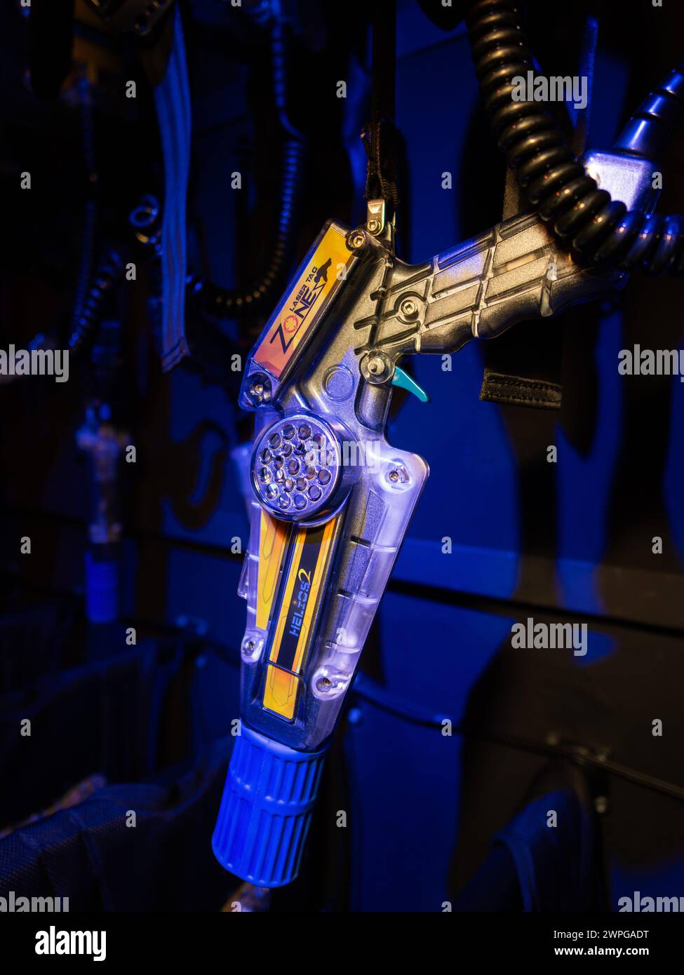 Zone Laser Tag Helios2 Phaser Gear. Die lustige Sport- und Abenteuerausrüstung ist für das Teamspiel erforderlich. Freizeitaktivitäten auf einem dunklen Spielplatz. Stockfoto