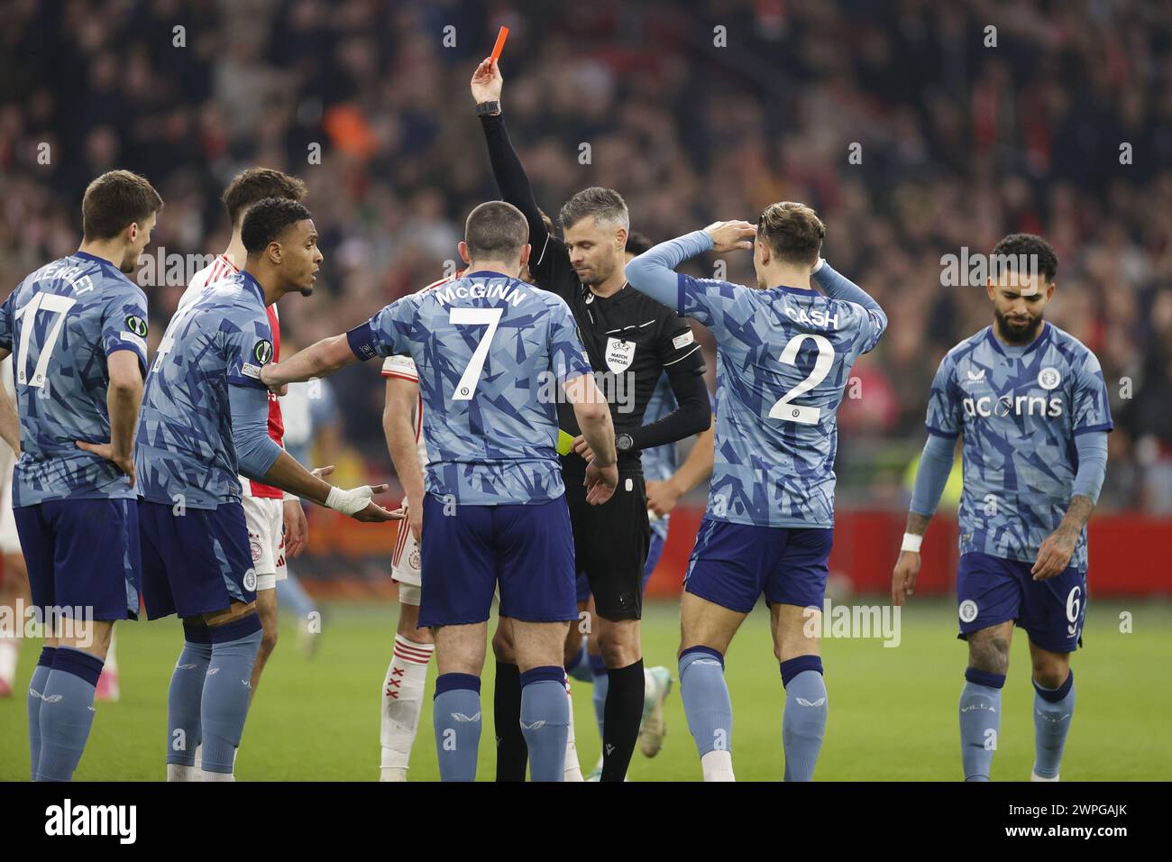 Amsterdam, Niederlande. März 2024. AMSTERDAM, 07.03.2024, JohanCruyff Stadium, UEFA Conference League Saison 2023/2024. Erste Etappe zwischen Ajax und Aston Villa. (L-R) Aston Villa Spieler Ezri Konsa wird mit einer roten Karte geschickt, Schiedsrichter Enea Jorgji (ALB) während des Spiels Ajax - Aston Villa Credit: Pro Shots/Alamy Live News Stockfoto