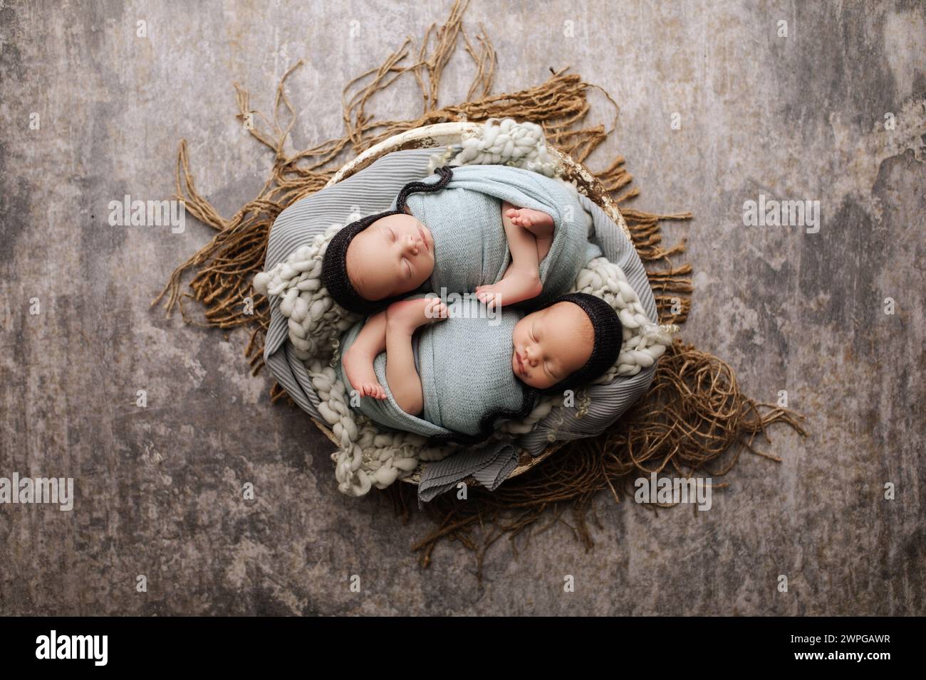 Zwei Babys, Zwillingsjungen, Kleinkinder Zwillingsjungen Neugeborene Fotos. Stockfoto