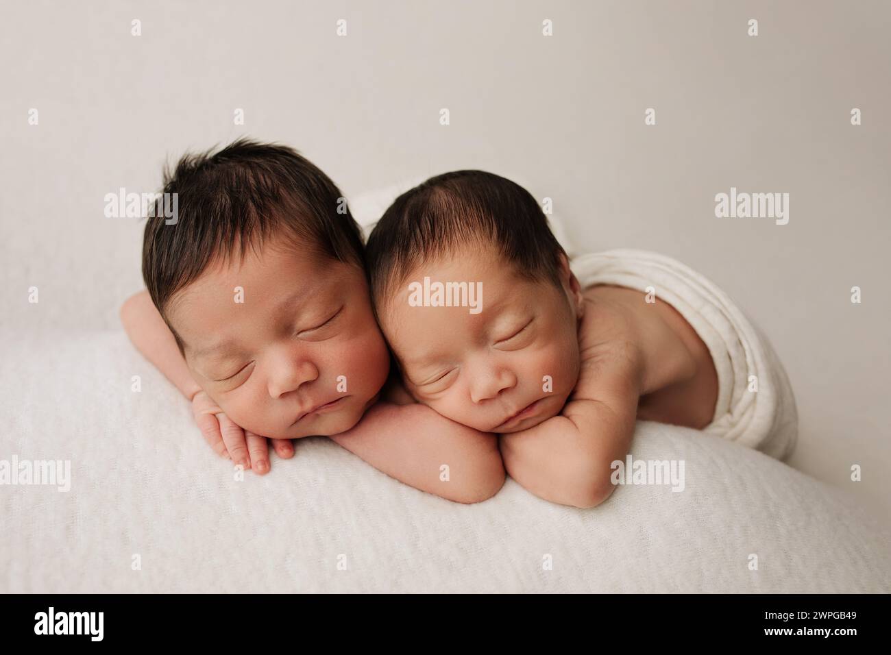 Zwei Babys, Zwillingsjungen, Kleinkinder Zwillingsjungen Neugeborene Fotos. Stockfoto