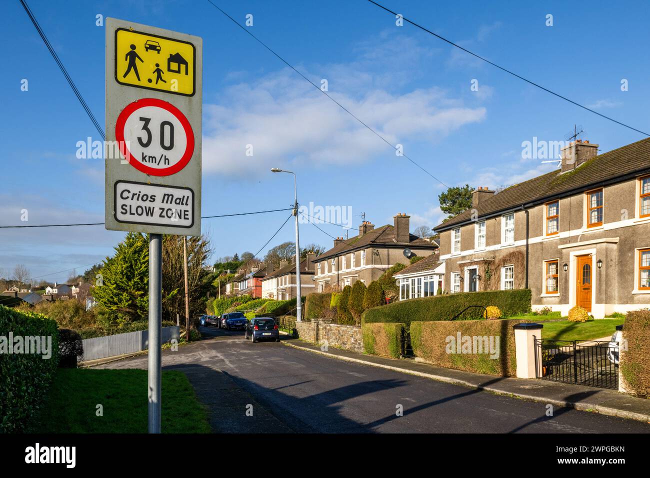 30 km/h 'Slow Zone'/Crios Mall Straßenschild auf einem Wohngebiet, Irland. Stockfoto